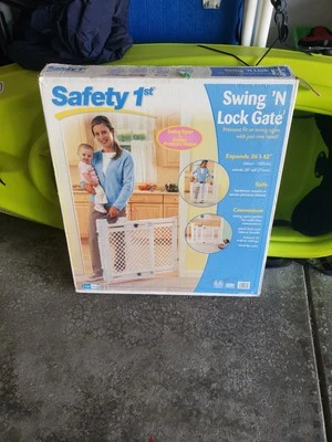 Puerta Safety 1st Lift, Lock & Swing Doble Modo Blanca Foto 1 de 2