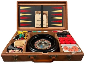 VINTAGE LOWE 1943 BAKELITE SUITCASE GAME SET BACKGAMMON,POKER,ROULETTE,CHESS! - Picture 1 of 7