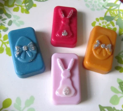 4 cute soy wax melts with 4 different gorgeous scents of Spring/Summer flowers - Image 1 of 3