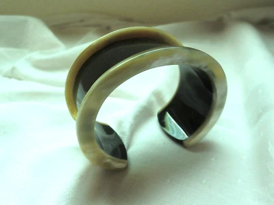 Handgefertigter, offener Armreif  ORVAL aus Horn, schwarz/weiß - Bild 1 von 4