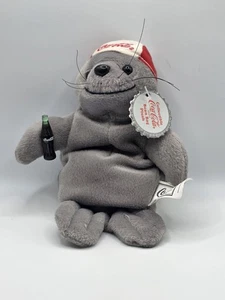 Coca Cola Sammlerstück Sitzsack Plüsch - Siegel im Baseball Cap Stil #0107 - Bild 1 von 4