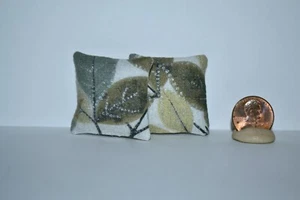 Miniatur Puppenhaus Kissen Dekokissen Kissen Blumen mit Silber Maßstab 1:12 - Bild 1 von 4