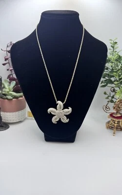 Beautiful signed MONET star fish pendant necklace in white and gold Tone - Image 1 of 4