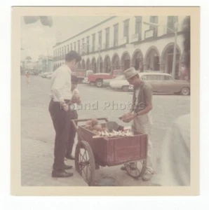 MANN MIT STRASSENWAGEN VERKAUFSARTIKEL GEFUNDENE FARBE ORIGINALFOTO #186 - Bild 1 von 1
