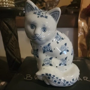 Vintage blaue Rose auf weißer Keramik handbemalt mit Glasur 8" Katze/Kätzchen Figur - Bild 1 von 4