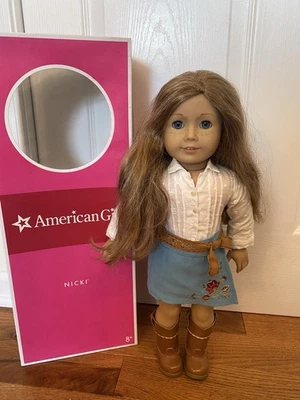 2007 年美国女孩女牛仔尼基年度娃娃已停产带盒 — 第 1/4 张图片