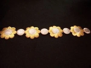 DESLUMBRANTES FLORES DE PLATA METÁLICA Y ORO METÁLICO BORDADO - Imagen 1 de 1