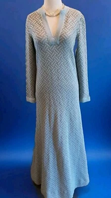 Vestido túnica TANNEL KNITS VINTAGE ANOS 70 maxi azul claro e dourado malha espinha de peixe tamanho 12 - Imagem 1 de 4