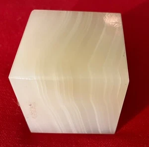 Soporte de exhibición cuadrado vintage de piedra de alabastro de ónix blanco o cubo base pisapapeles - Imagen 1 de 12