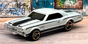Hot Wheels '67 OLDSMOBILE 442 (Bianco) Sfuso - Foto 1 di 4