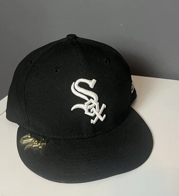 NWT Chicago White Sox New Era 59FIFTY With Gold Metal Logo Pin MLB Size 7 3/8 - Image 1 of 4