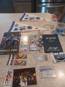 Shaquille O Neal signiertes Buch und große Sammlung Tickets, Wimpel, Knöpfe, sti - Bild 1 von 24