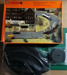 ARNOLD 6071 - RAIL BEDDING CURVED R 140 MM - SCALA N NUOVO  - Picture 1 of 1