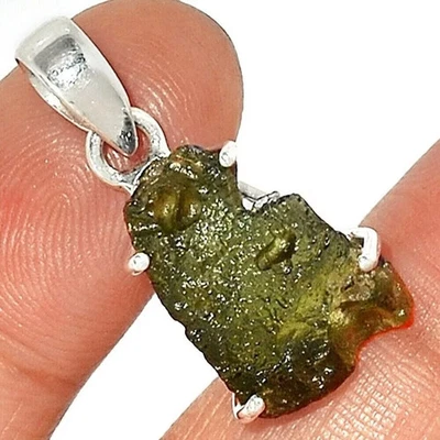 Colgante con punta de plata de ley de moldavita natural Foto 1 de 3