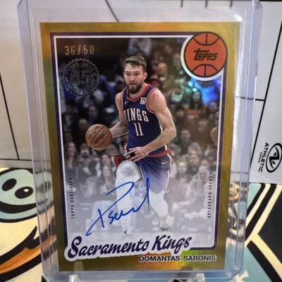 2025 Topps 1980-81 Domantas Sabonis Topps С АВТОГРАФОМ золото /50 Sacramento Kings НА КАРТЕ - Изображение 1 из 3