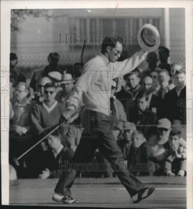 1964 Pressefoto Juan (Chi-Chi) Rodriguez zieht seinen Hut bei San Francisco Open - Bild 1 von 2