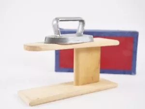Alu Bügeleisen 8,5 cm und Jeannette Holz 17 cm Puppenmöbel - Bild 1 von 19