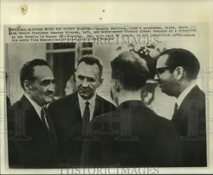1964 Pressefoto Präsident Osvaldo Dorticos von Cubs plaudert mit sowjetischen Führern - Bild 1 von 2
