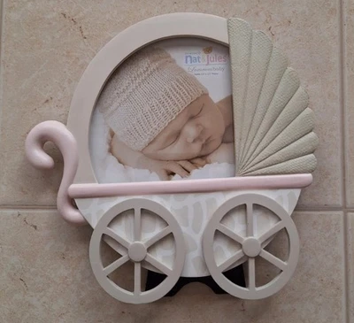 Quadro pequeno Demdaco Nat & Jules luxuoso bebê padrão girafa rosa  - Imagem 1 de 4