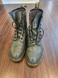 Stivali donna Dr. Martens 1460 zinco grigio vernice taglia 9 donna Doc Combat - Foto 1 di 11