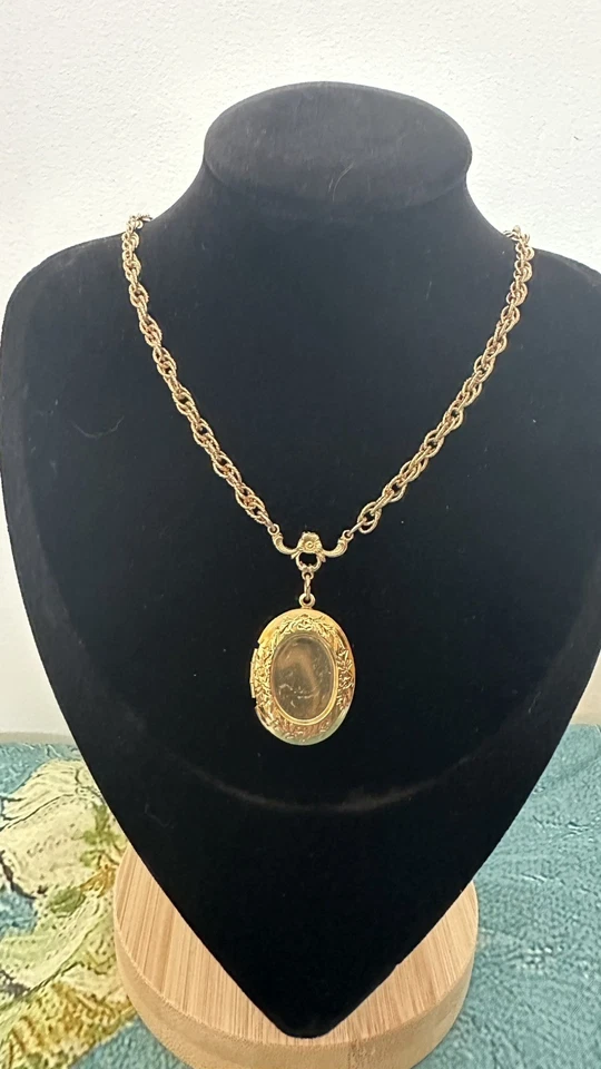 "Collar medallón vintage | firmado 1928 | tono dorado | 15"" de largo" Foto 1 de 4