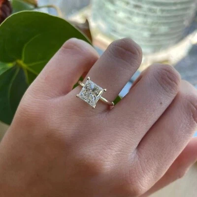 Anillo de compromiso solitario de diamantes cultivados en laboratorio princesa de 2,50 quilates de oro amarillo de 14 quilates Foto 1 de 4