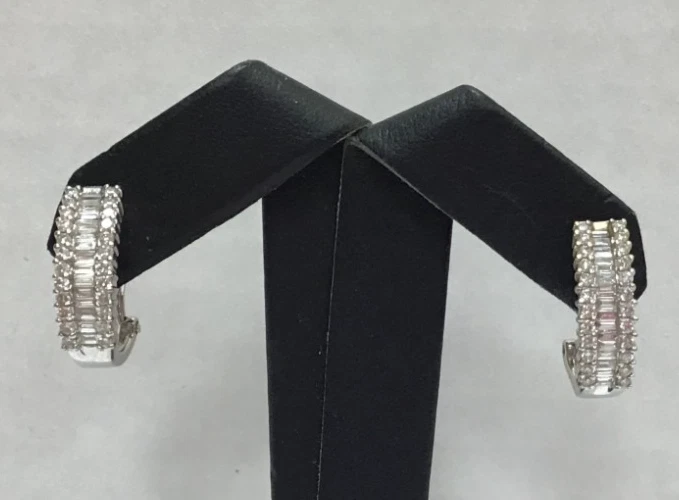 (MA3) Ladies 14k White Gold 4.3g Diamond 0.75TCW Huggie Hoop Earrings - Image 1 of 4