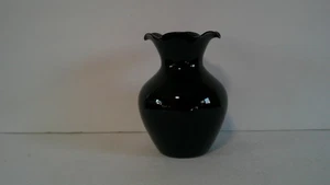 Jarrón vintage de vidrio amatista negro con borde con volantes de 4-1/4" de alto - Imagen 1 de 6