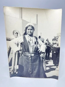 1930 joven gitana búlgara búlgara arte popular huso vendedor mercado callejero foto en blanco y negro - Imagen 1 de 5