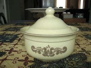 Cazuela para hornear cubierta redonda Pfaltzgraff Village con tapa 7" como nueva - Imagen 1 de 9