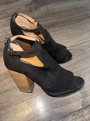 Botines Qupid negros imitación gamuza punta abierta hebilla correa tacón bloque talla 8,5 Foto 1 de 4