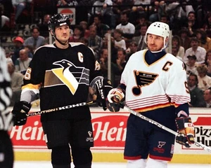 Foto de hockey vintage de Mario Lemieux y Wayne Gretzky Penguins Blues 8x10 de la NHL - Imagen 1 de 1