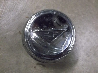 1965-68 Chevrolet Corvair Monza tampa de buzina cromada GM  - Imagem 1 de 3