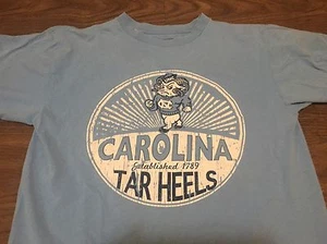 Camiseta mediana con tacones de alquitrán de Carolina del Norte estilo descolorido baloncesto de la NCAA - Imagen 1 de 4