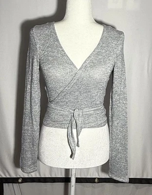Suéter Cárdigan Convertible Brillante Gris Plata Envolvente Frontal Aerie Med Foto 1 de 4
