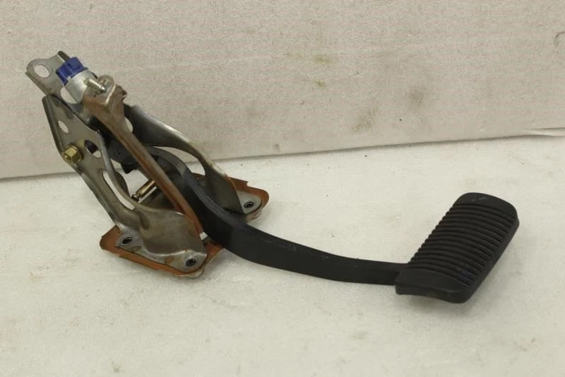 1990 1991 1992 1993 TOYOTA CELICA BRAKE PEDAL AUTOMATIC A/T - Image 1 of 4