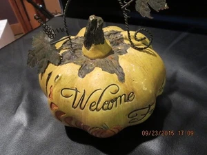 ZUCCA IN RESINA--INTAGLIATO "BENVENUTO"--FOGLIE DI METALLO--#R8A-8 - Foto 1 di 21