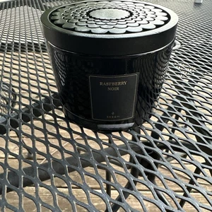 Vela de 3 mechas Skeem Design Rasberry Nior Obsidian precio de venta sugerido por el fabricante $75 negra leer ver foto - Imagen 1 de 8