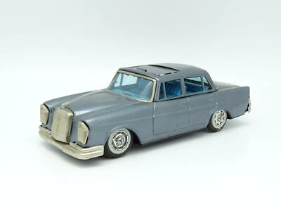 Bandai Giocattolo In Lattina 25Cm 1/20 - Mercedes 220 Blu - Immagine 1 di 4