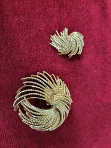Vintage Stamped Monet 2" Goldtone Brooch/Pin and single earring - Picture 1 of 6