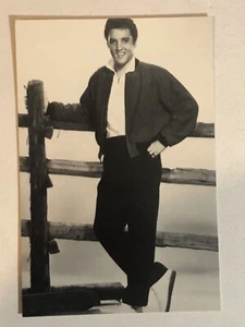 Elvis Presley Vintage Postcard Elvis Leaning On Fence - Picture 1 of 2