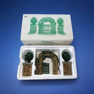 Postes de esquina de piedra Department 56 Village con arco de acebo y piedra #52648 - Imagen 1 de 3