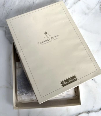 Victoria’s Secret VINTAGE OVERKNEE-Dessous SPITZENTOP MEDIUM SCHWARZ NEU IM KARTON - Bild 1 von 4