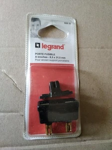 Porte fusible à Broches Pour 8,5x31,5 Bakelite 7 mm Entraxe 2 Cm Legrand Neuf - Picture 1 of 2