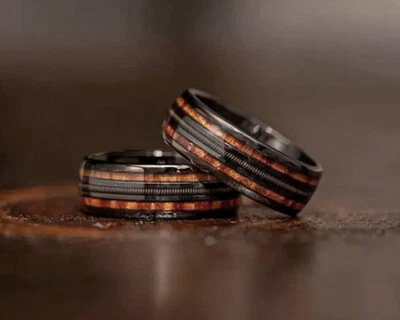 Anillo para hombre estilo "cuerda de guitarra" de acero inoxidable en polvo negro y madera de koa natural Foto 1 de 2