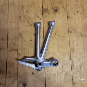 REPOSAPIÉS PASAJERO CLAVIJA TRASERA DERECHA SUZUKI GSXR1000 K7 K8 2007 2008 - Imagen 1 de 7