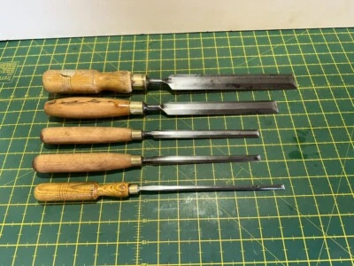 Nice Graduated Set of 5 no. Very Good Quality Bevel Edge Pairing Chisels - Image 1 of 4