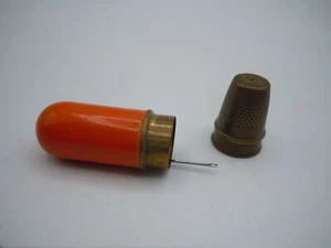 Accesorios de costura antiguos compactos con contenedor de agujas de dedal - Imagen 1 de 2