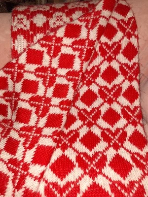 Bufanda Free People Matchback roja blanca tejida geométrica envoltura de gran tamaño Foto 1 de 4