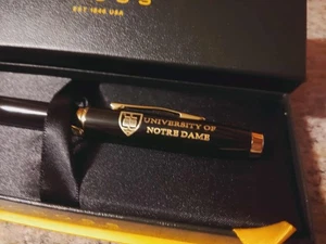 PENNA A SFERA NOTRE DAME UNIVERSITY CROSS NERA ORO 23KT REGALO STUDENTE UNIVERSITARIO - Foto 1 di 4